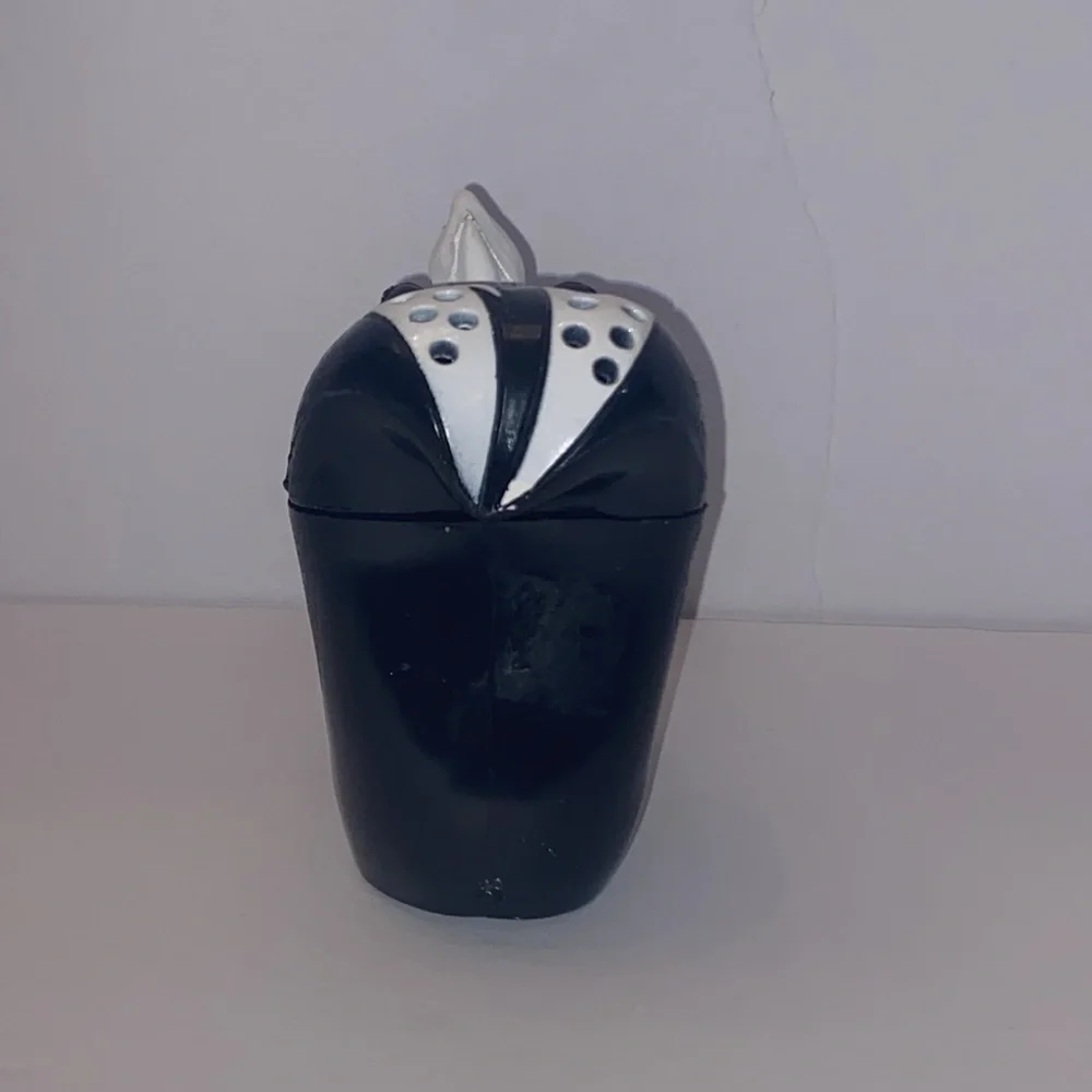 Pepe Le Pew Skunk Baking Soda Holder Figure Figurine 1997 by Giftco. - Picture 4 of 6